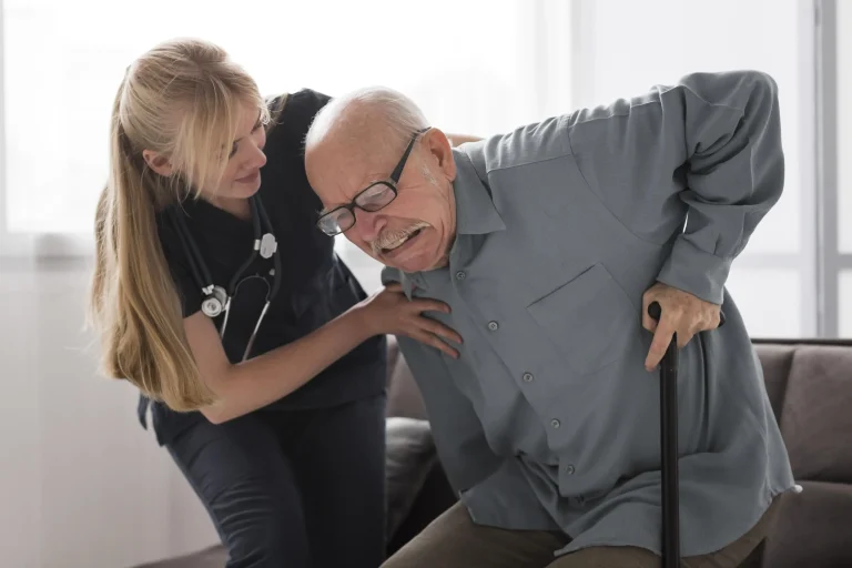elderly man with back pain-home-physiotherapy