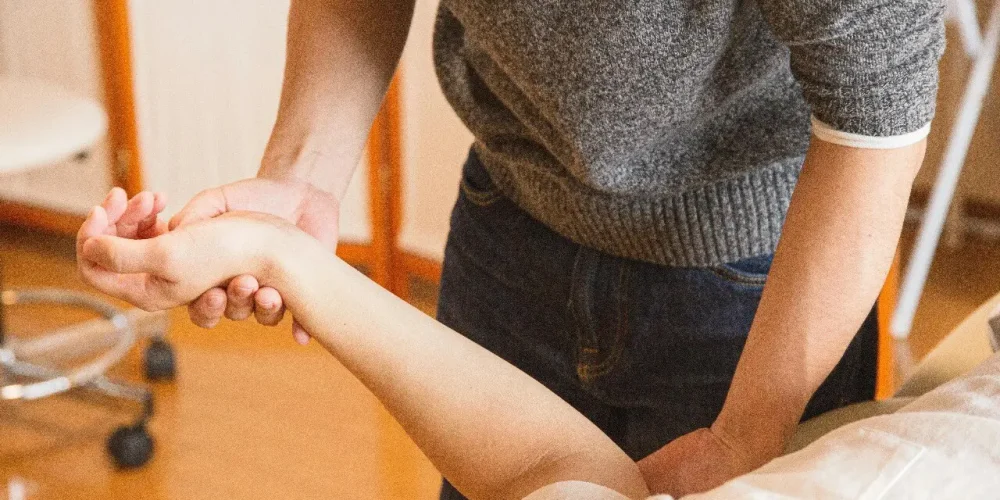 WhatsApp Image 2025-05-08 at 11.01.33 AM (1) Physiotherapist helping elderly patient with exercises-physiotherapy